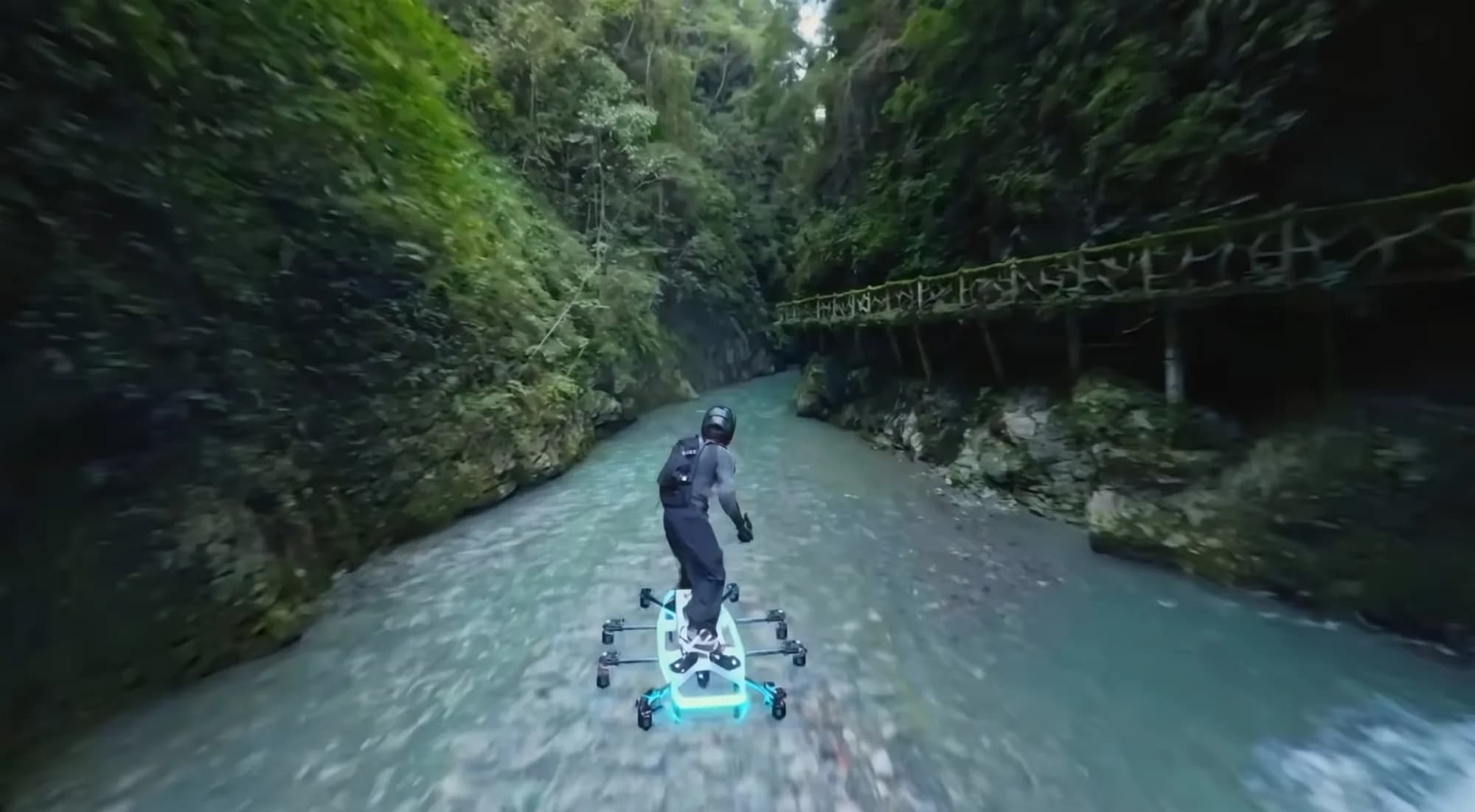 တရုတ်လူငယ် ကိုယ်တိုင်ဖန်တီးထားတဲ့ hoverboard နဲ့ မြစ်ပေါ်ကိုဖြတ်သန်းပျံသန်း