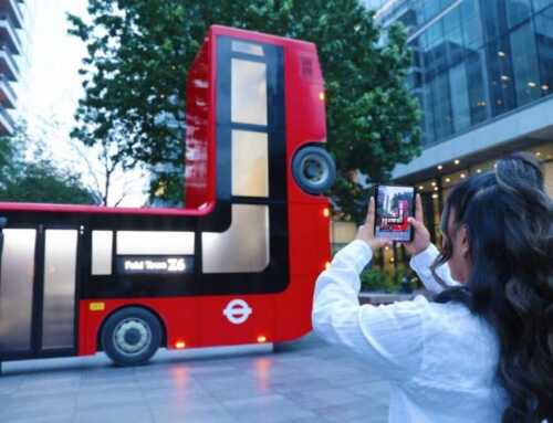 Samsung က Foldable ဖုန်းတွေ ရောင်းအားမြှင့်တင်ဖို့ လန်ဒန်မှ ဘတ်စ်ကားကို ခေါက်ချိုးပြ