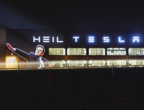 ဂျာမနီမှ Tesla စက်ရုံမှာ “Heil Tesla” မီးမောင်းထိုးပြီး Elon Musk ကို ဆန့်ကျင်နေကြ