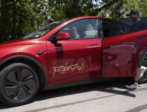 မောင်းသူမဲ့ Robotaxi တွေ ပြေးဆွဲလိုက်တဲ့ Tesla