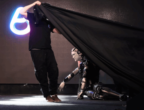 ရုရှားရဲ့ လူတူစက်ရုပ် စင်ပေါ်မှာ ချော်လဲ