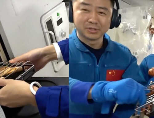 ကမ္ဘာ့ ပထမဆုံး အနေနဲ့ အာကာသမှာ ကြက်ကင် ကင်စားတဲ့ တရုတ် အာကာသယာဉ်မှူးများ