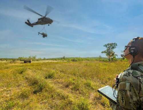 ဂိမ်းဆော့သလိုပဲ။ Tablet တစ်လုံးတည်းနဲ့ Black Hawk ရဟတ်ယာဉ်အစစ်ကို မောင်းခဲ့တဲ့ စစ်သား