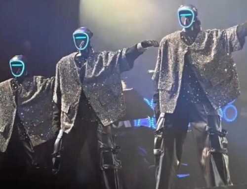 Wang Leehom ရဲ့ Concert မှာ ကပြခဲ့တဲ့ စက်ရုပ်တွေကို Elon Musk ချီးကျူး