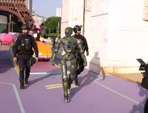 ရဲတွေနဲ့အတူ တွဲဖက်ပြီး လမ်းလျှောက်ပြခဲ့တဲ့ T800 စက်ရုပ်