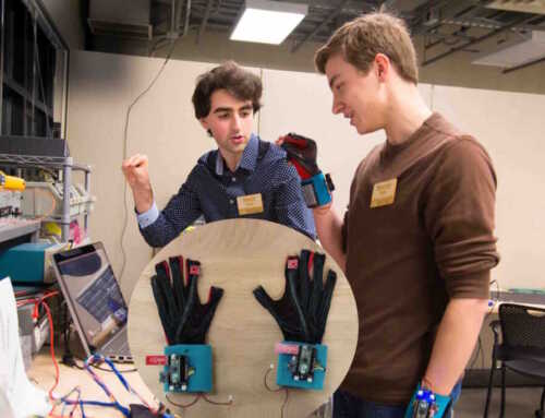 လက်သင်္ကေတပြ ဘာသာစကားကို အသံအဖြစ် ချက်ချင်းပြောင်းပေးမယ့် SignAloud လက်အိတ်