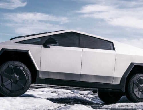 မောင်းနေတုန်း Tesla Cybertruck တံခါးပွင့်ထွက်သွားလို့ ကလေးငယ်လေး လွင့်စင်လုနီးပါးဖြစ်ခဲ့