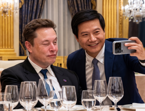Elon Musk နဲ့ ပြိုင်ဘက် Lei Jun တို့ တရုတ်နိုင်ငံတော်ညစာစားပွဲမှာ ဆယ်လ်ဖီတွဲရိုက်