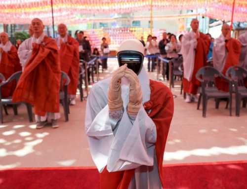 ကိုရီးယားမှာ လူတူစက်ရုပ်ကို ဘုန်းကြီးဝတ်ပေး