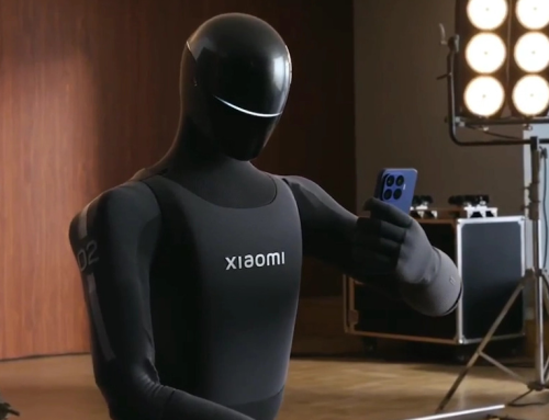Xiaomi စမတ်ဖုန်းမိတ်ဆက်ပွဲမှာ လူတူစက်ရုပ်က 17T Pro ကို ကိုင်ပြီး ဓာတ်ပုံရိုက်ပြသ